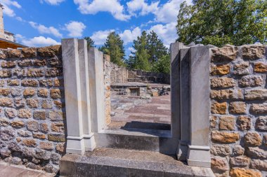 Çam ormanı ve tarihi arazilerle çevrili Stari Ras 'taki Sırp Ortodoks Kilisesi yakınlarındaki bir manastır kompleksinin antik taş kalıntıları.