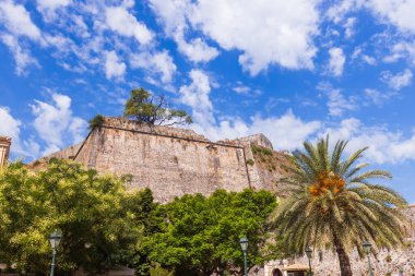 Venedikliler tarafından inşa edilen Yeni Kale 'nin devasa taş duvarları eski Korfu limanının üzerinde, parlak, açık mavi bir gökyüzünün altında yükseliyor..