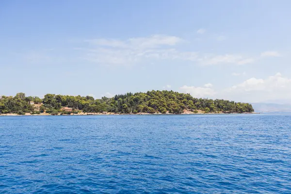 Akdeniz yarımadası, el değmemiş mavi sahil şeridi boyunca uzanan geleneksel kırmızı çatılı evlerle sık yeşil ormanlarla kaplı..