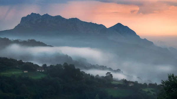 Misty Foggy Πρωινό Άποψη Του Βουνού Monsacro Στις Αστούριες — Φωτογραφία Αρχείου