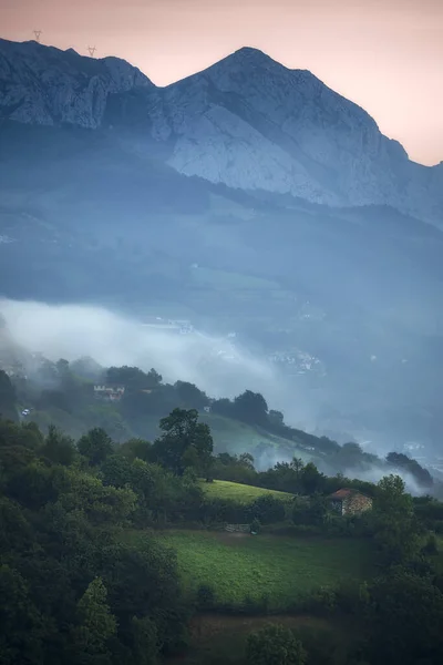 Misty Foggy Morning View Van Monsacro Mountain Asturië — Stockfoto