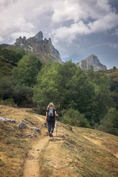 Nainen Patikointi Somiedo Natural Pak Asturias Espanja — kuvapankkivalokuva