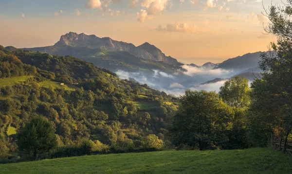 Hermosa Luz Sobre Montaña Monsacro Amanecer Asturias —  Fotos de Stock