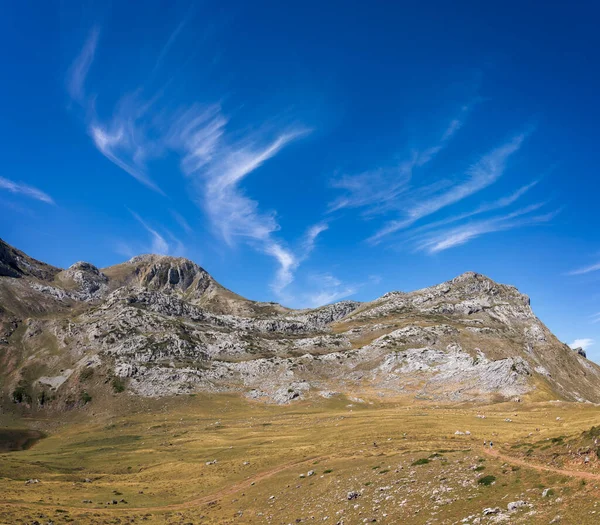 阿斯图里亚斯是索美多自然公园的一座雄伟的山脉 周围环绕着蓝天和蓬松的云彩 这是自然美的一个惊人的例子 — 图库照片