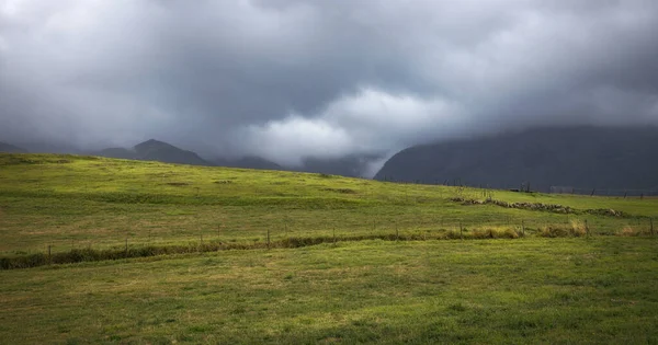 緑豊かな丘やアストゥリアス州の草原の上に現れる嵐の雲の息をのむようなパノラマは 劇的で平和な雰囲気を作り出します — ストック写真