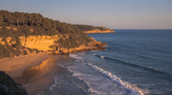 Beleza Tranquila Mar Costa Costa Daurada Brilha Céu Crepúsculo Proporcionando — Fotografia de Stock