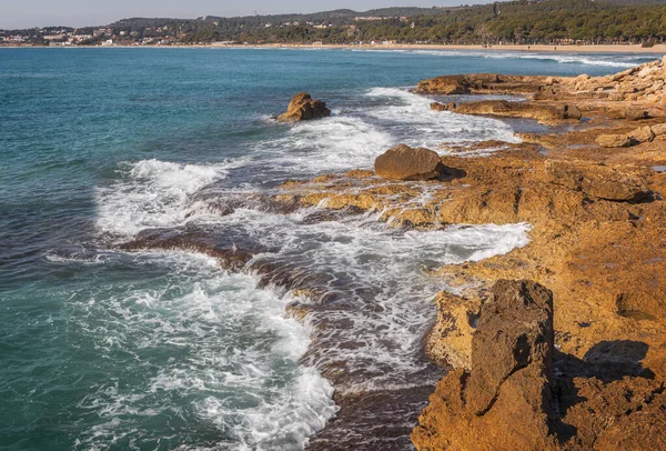 Rotsachtige Zeegezicht Bij Platja Llarga Costa Daurada Tarragona Catalonië — Stockfoto