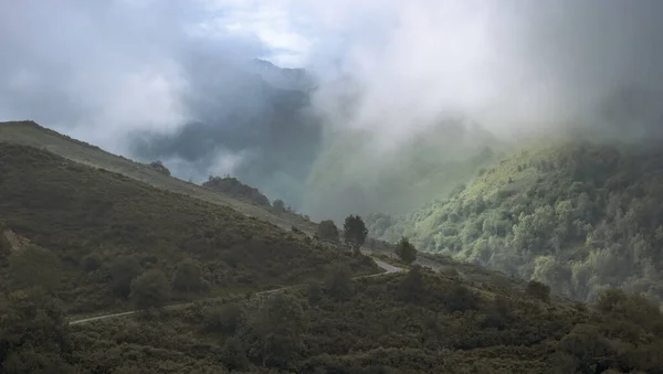 Захоплення Хмарами Шторму Через Rolling Hills Asturias Spain — стокове фото
