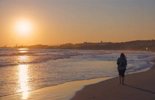 Žena Kráčející Přes Platja Llarga Beach Tarragona Při Západu Slunce — Stock fotografie