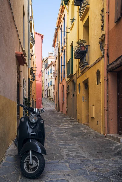 Old Narrow Alley Motocyklem Collioure Francja — Zdjęcie stockowe