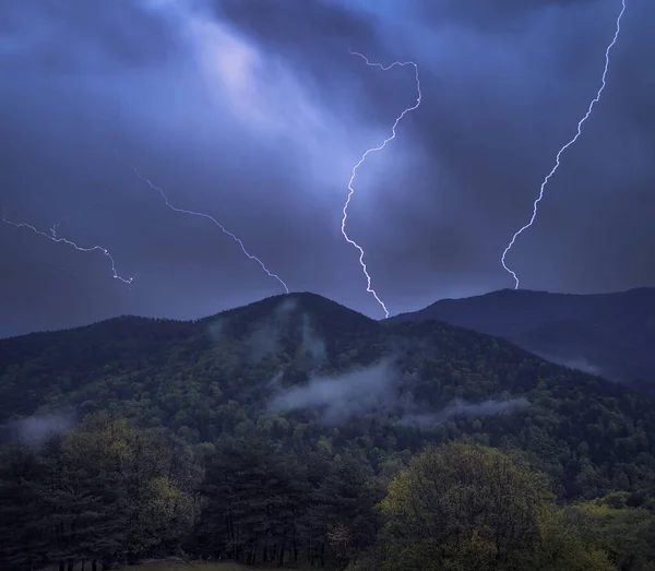 Dramatyczne Chmury Burzowe Oświetlone Intensywnymi Uderzeniami Pioruna — Zdjęcie stockowe