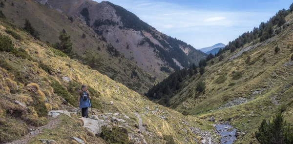 Mulher Trekking Nas Montanhas Dos Pirenéus Catalunha — Fotografia de Stock