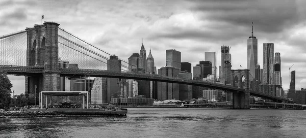 布鲁克林大桥 背景为曼哈顿天际线 美国黑人和白人 — 图库照片