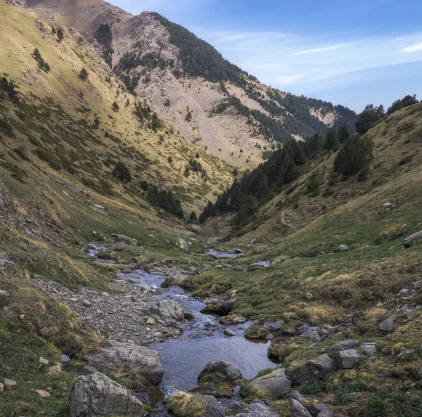Διασχίζοντας Πυρηναία Ήρεμο Βουνό Κορυφογραμμή Ρέμα Νερού Μέσω Της Άγριας — Φωτογραφία Αρχείου
