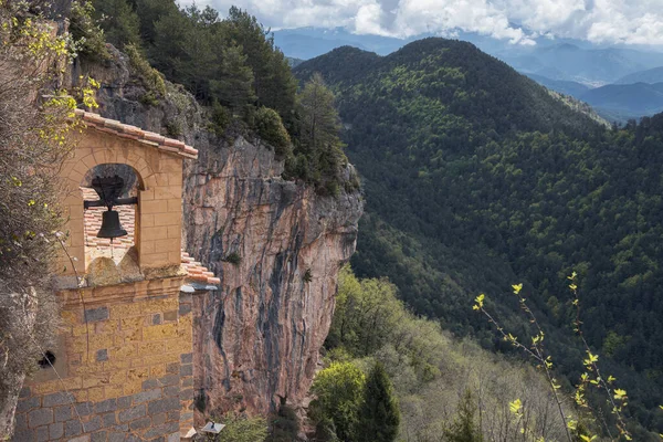 지로나의 브렌에 산테레 산맥의 바위들 사이에 자리잡고 그란의 로마네스크 예배당 — 스톡 사진