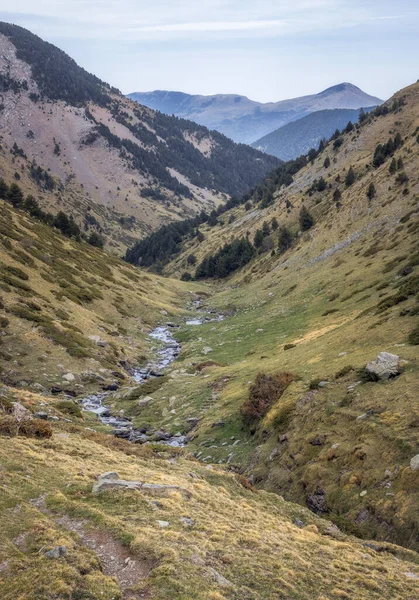 Traversing Pyrenees Tranquil Mountain Ridge Water Stream Wilderness — Stock Photo, Image