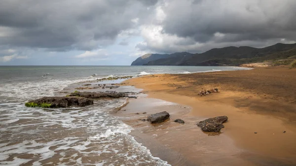 Spokojna Plaża Złoty Piasek Łagodne Fale Wspaniałe Nadmorskie Krajobrazy Calblanque — Zdjęcie stockowe