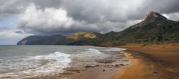 Praia Serena Areia Dourada Ondas Suaves Paisagens Costeiras Deslumbrantes Parque — Fotografia de Stock