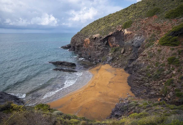 Lugn Strand Gyllene Sand Milda Vågor Och Fantastisk Kustlandskap Calblanque — Stockfoto