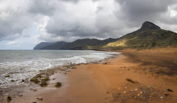 Ruhiger Strand Goldener Sand Sanfte Wellen Und Atemberaubende Küstenlandschaft Calblanque — Stockfoto