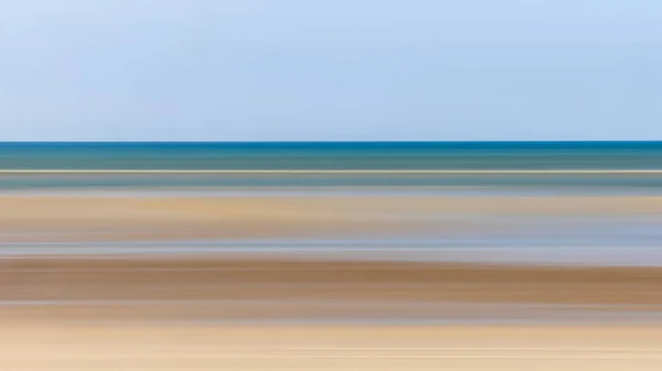 丹麦Icm 故意相机运动 技术人员拍摄的低潮海滩场景 免版税图库照片