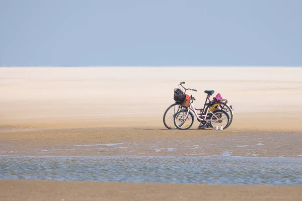 丹麦法诺海滩附近的沙滩上停放着自行车 图库照片