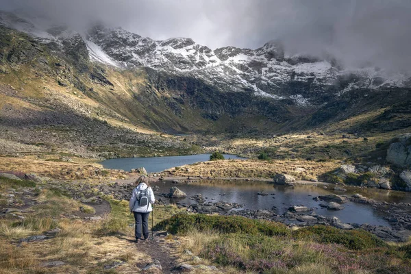 Uma Viagem Mulher Através Trilhas Tranquilas Tristaina Lakes Andorra Fotos De Bancos De Imagens Sem Royalties