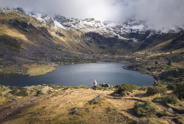 Uma Viagem Mulher Através Trilhas Tranquilas Tristaina Lakes Andorra Fotos De Bancos De Imagens