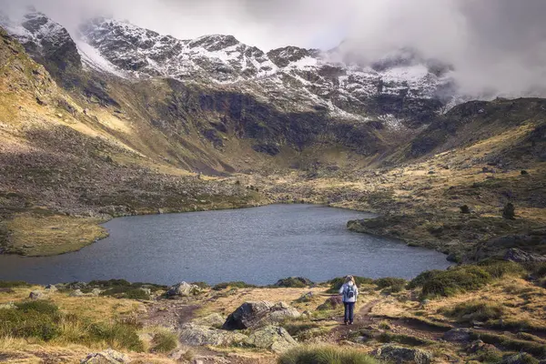 Uma Viagem Mulher Através Trilhas Tranquilas Tristaina Lakes Andorra Imagens De Bancos De Imagens Sem Royalties