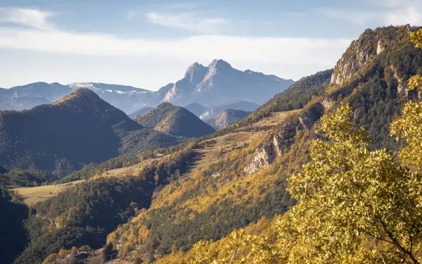 Vallée Ripolles Avec Majestueuse Montagne Pedraforca Arrière Plan Catalogne Image En Vente