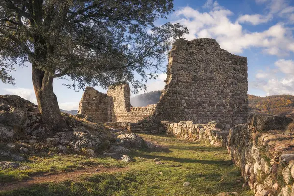 加泰罗尼亚El Ripolles的Rocabruna城堡废墟 图库照片