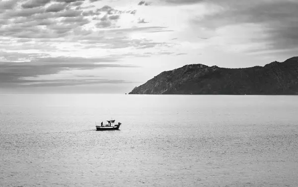 Fischerboot Schwimmt Der Dämmerung Auf Ruhigem Wasser Lanca Katalonien Stockbild