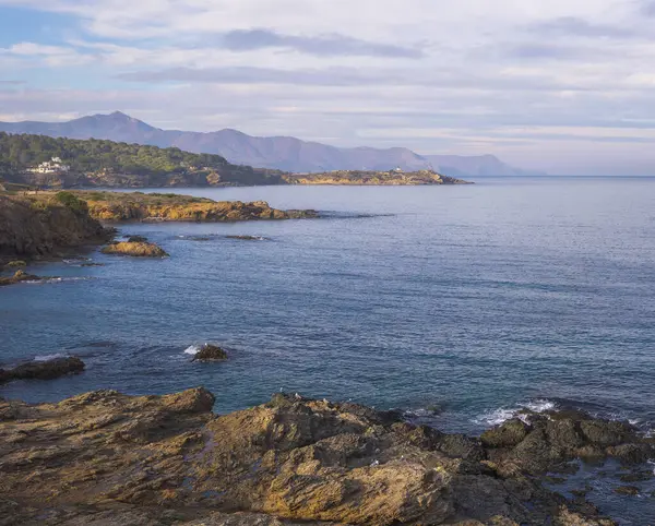 Schöne Küstenlandschaft Der Costa Brava Der Abenddämmerung Llanca Katalonien lizenzfreie Stockfotos