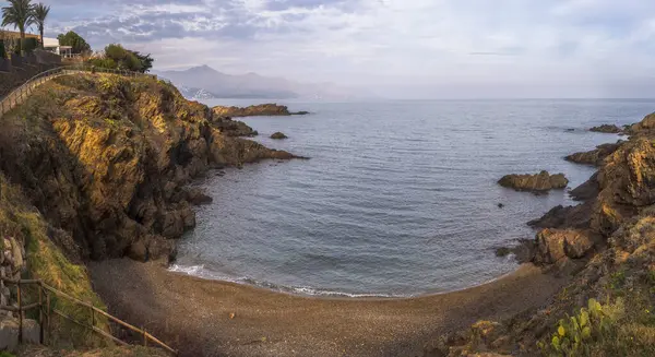 カタルーニャ コスタ ブラヴァ ダスクの険しい沿岸風景 ロイヤリティフリーのストック写真