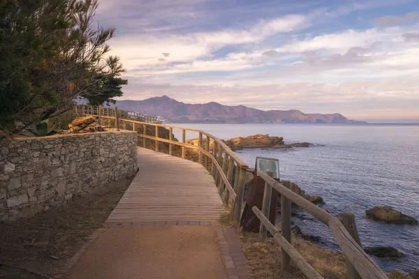 カタルーニャ コスタ ブラヴァ ダスクの険しい沿岸風景 ストック画像