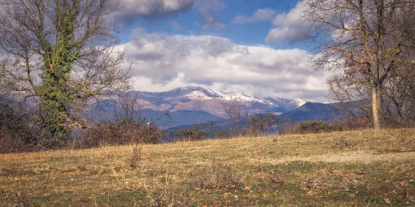 Blick Auf Den Schneebedeckten Canigou Berg Stockbild