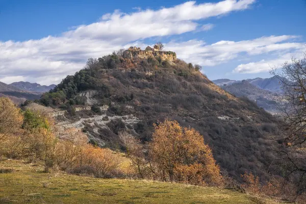 ベゾラ城 カタルーニャのサンタ マリア ベゾーラの頂上に雄大に広がる ロイヤリティフリーのストック写真