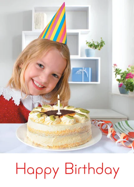 Klein Meisje Met Een Verjaardagstaart — Stockfoto