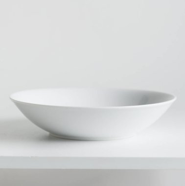 Masadaki beyaz tabak.