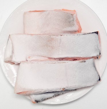 Tabakta donmuş somon. Üst görünüm