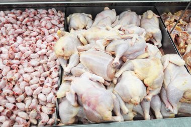 Pazarda taze tavuk eti