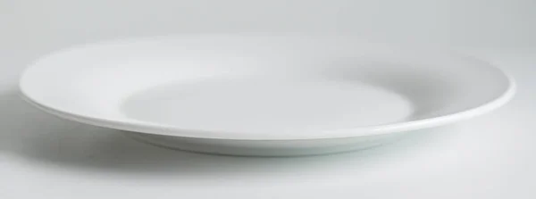 Leere Teller Auf Einem Tisch — Stockfoto