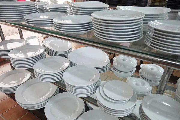 商店或餐馆里堆放的盘子 — 图库照片