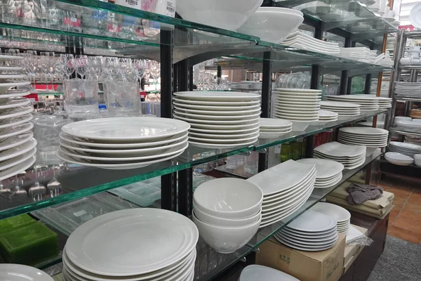 餐具商店里堆放的盘子 — 图库照片