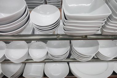 Bir dükkanda istiflenmiş tabaklar