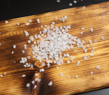 Ahşap tahta üzerinde deniz tuzu