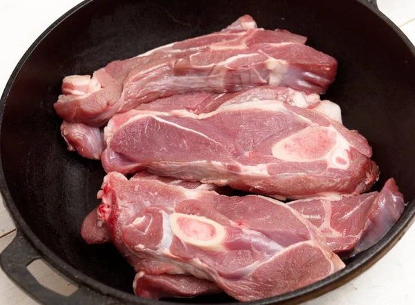 在平底锅里新鲜的肉 — 图库照片