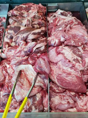 Taze domuz eti yığını