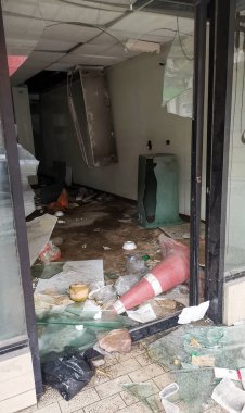 Kırık cam kapı, terk edilmiş yer.