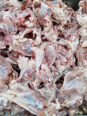 Dükkanda çiğ tavuk leşi.